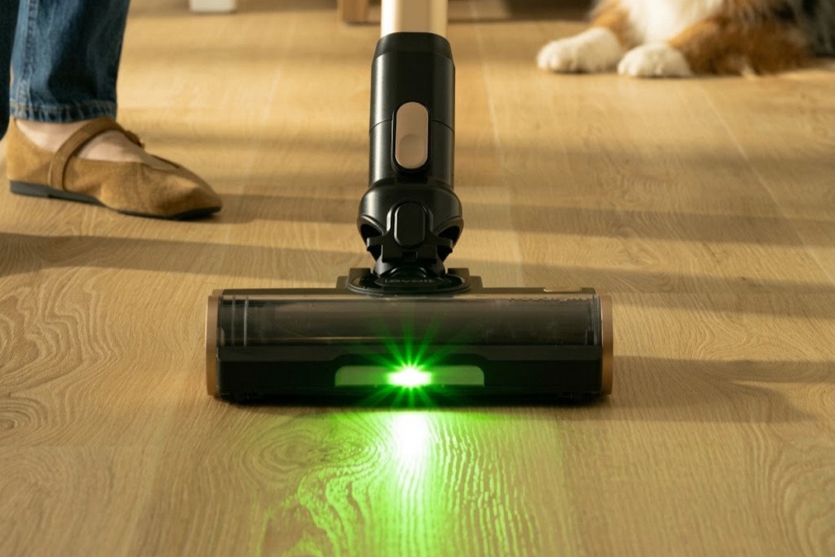 Vacuum cleaner with LED headlights